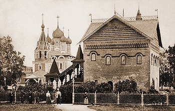 Дворец и церковь во имя св. царевича Димитрия на Крови в Угличе. Фотография. Кон. XIX в.